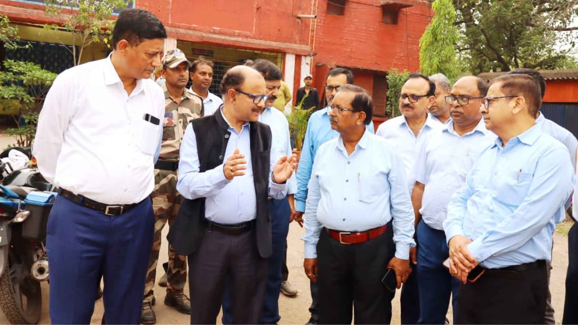 केंदुआडीह भू-धंसान क्षेत्र का जिला प्रशासन एवं बीसीसीएल अधिकारियों द्वारा व्यापक निरीक्षण, सुरक्षा के मद्देनजर प्रभावितों को बेलगड़िया शिफ्ट होने की अपील !