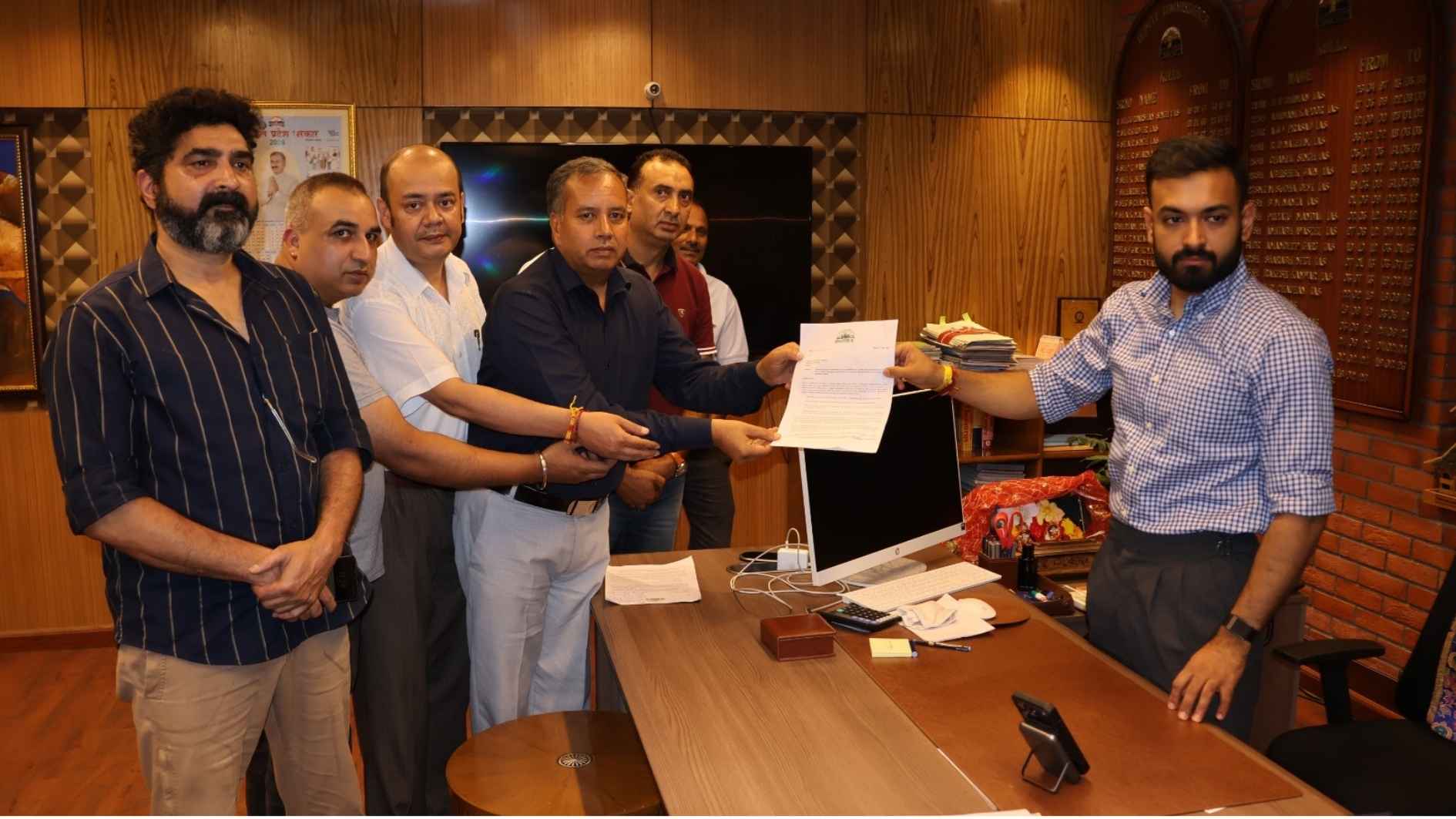 कुल्लू के अखाड़ा बाज़ार इलाके में घरों के ऊपर मलबा और बड़े पत्थर खतरनाक ढंग से लटके हुए !