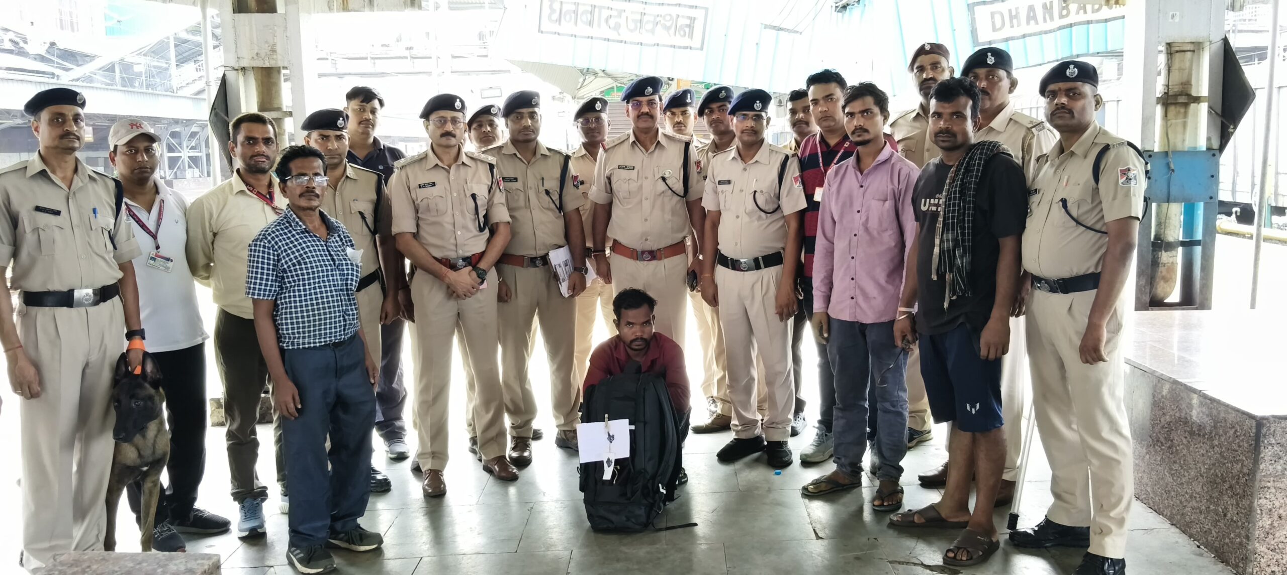धनबाद स्टेशन से 6.18 किलो गांजा के साथ युवक गिरफ्तार, 3.09 लाख रुपए कीमत !
