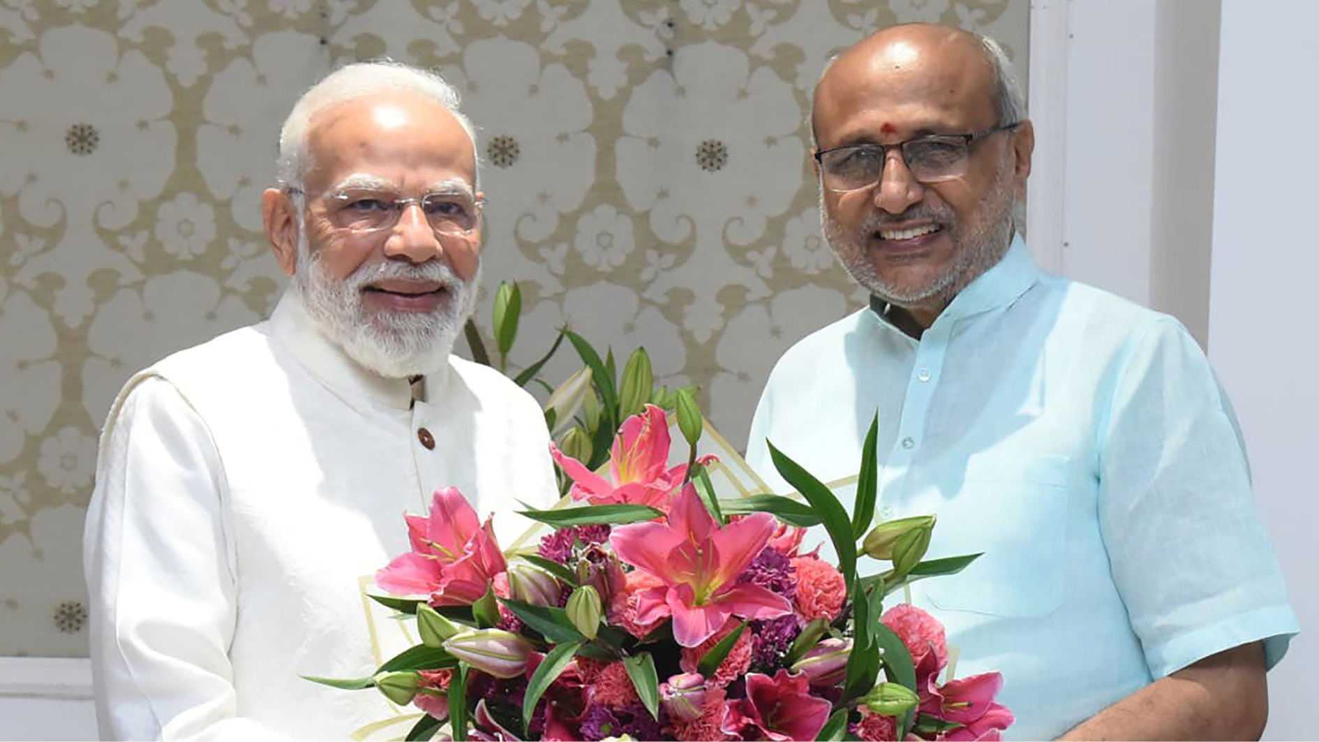 सार्वजनिक जीवन में पीएम के 25 वर्ष, उपराष्ट्रपति ने दी बधाई !